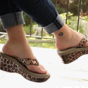 Volatile Leopard Print Wedge‎ Flip Flop Gold Taupe Sz 9
